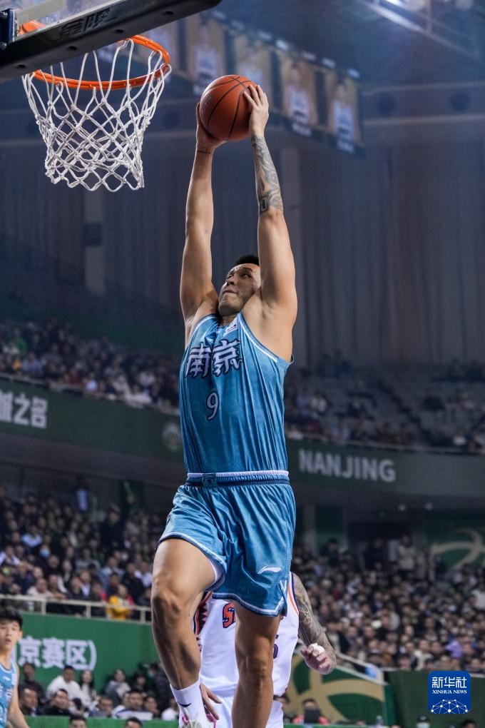 阿莫林称赞曼联定位球教练卡洛斯-费尔南德斯：他比我强得多（阿莫林盛赞曼联定位球教练卡洛斯·费尔南德斯：他远强于我）