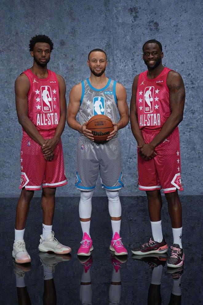 追星现场？这才是真正的双向奔赴！残特奥会赛场上，观众围着运动员们要签名！（这才是双向奔赴！残特奥会赛场成“追星”现场，观众争相向运动员要签名）