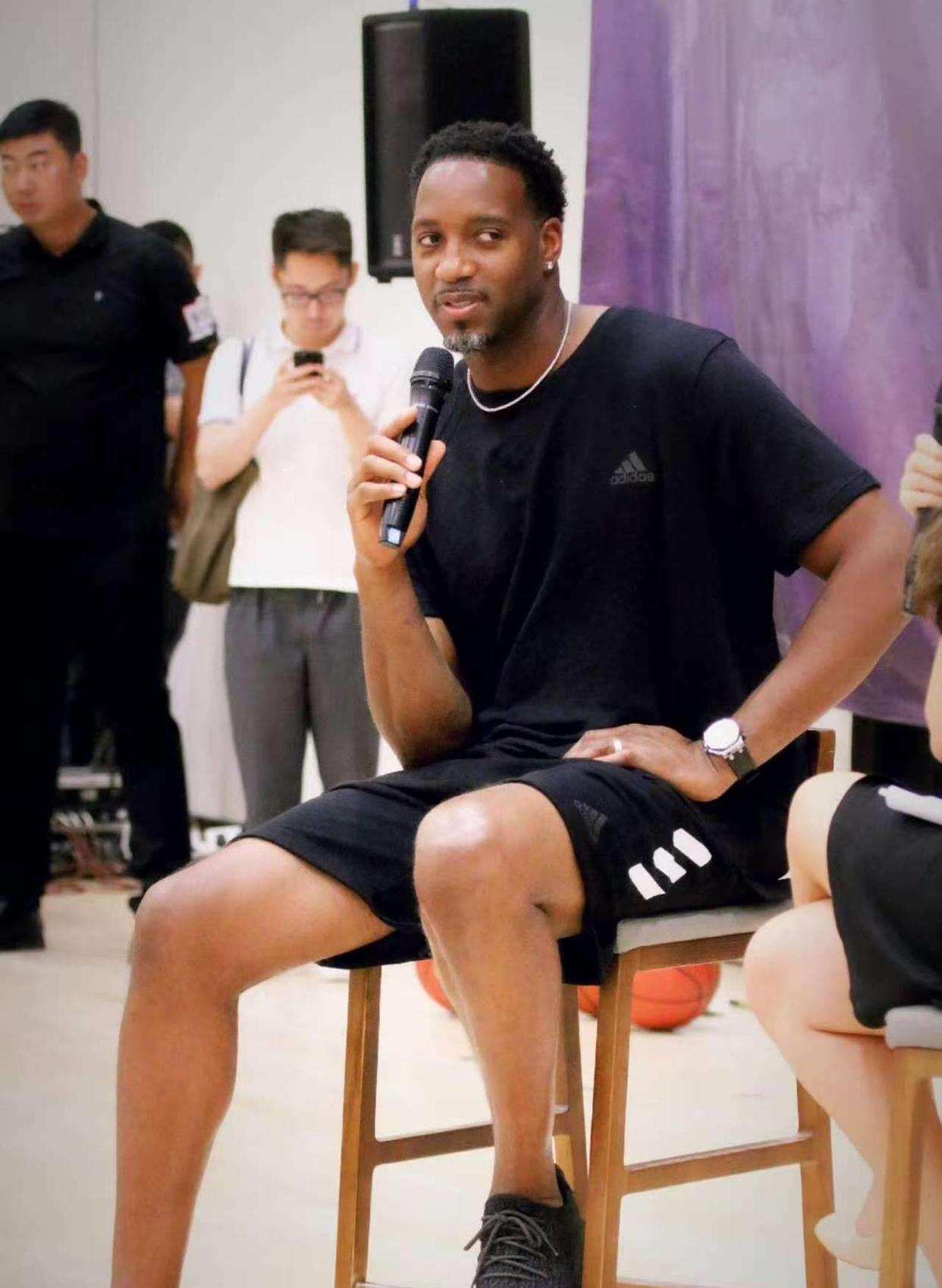 广东籍球员廖锦涛、吕焯毅参与英博队内的大连话挑战，前者胜（英博队内大连话挑战：广东籍球员廖锦涛战胜吕焯毅）