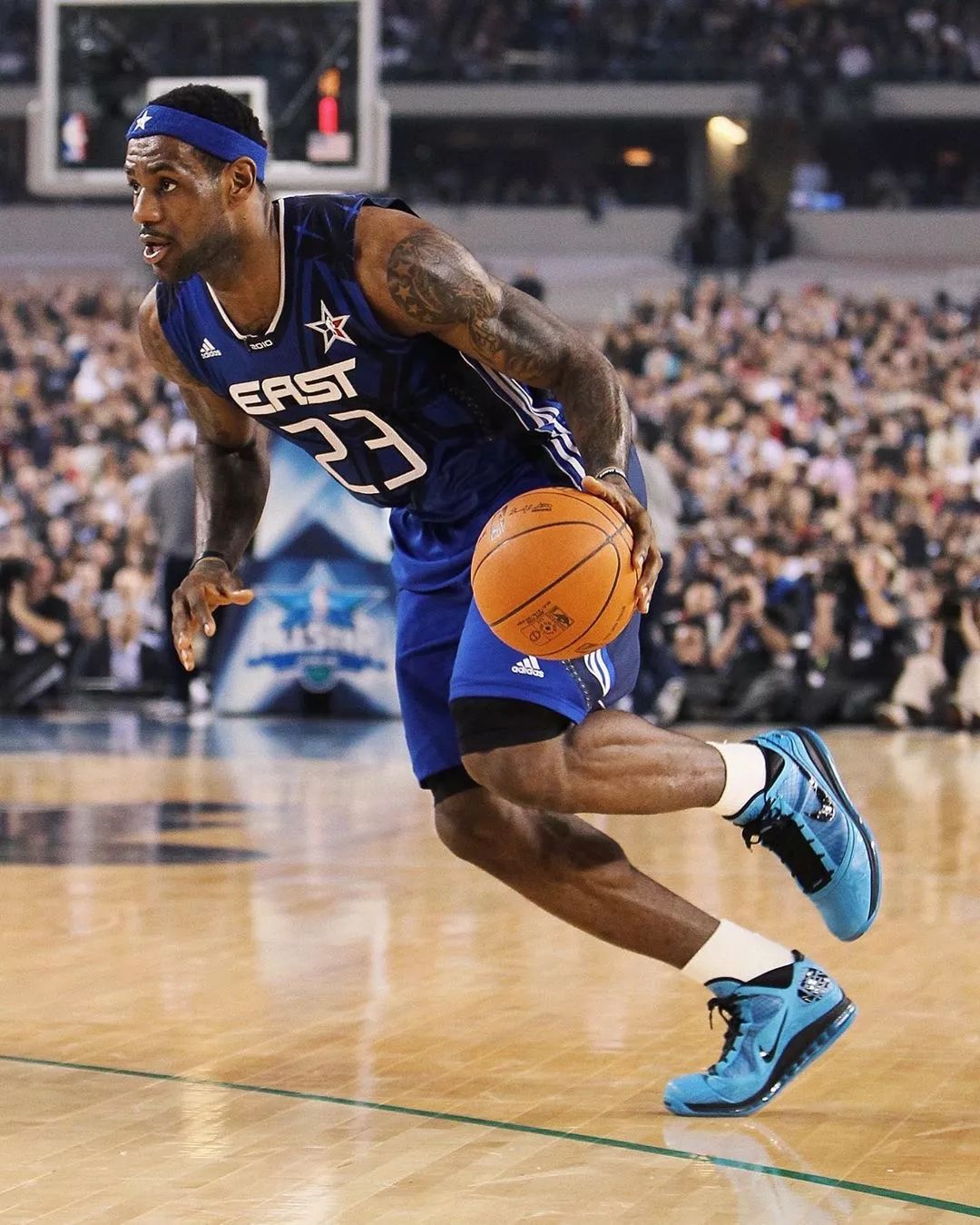 老鹰首节轰41分，杰伦·约翰逊单节6助攻追平生涯纪录（老鹰开局火力全开首节砍下41分，杰伦·约翰逊单节6助攻追平生涯纪录）