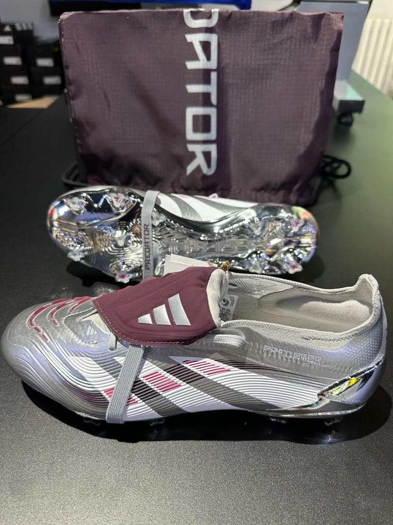 输掉国家德比后，河床球员萨拉斯用拳击打场内拍照的一名人员