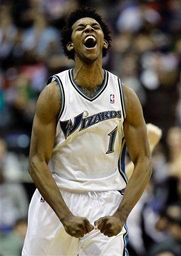 青训小将破门后被队友高高举起（青训新星破门后被队友举起庆祝）