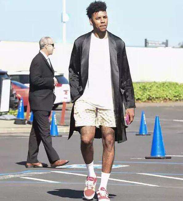 送出助攻，拉菲尼亚当选巴萨vs阿拉维斯全场最佳球员（凭借助攻，拉菲尼亚荣膺巴萨战阿拉维斯全场最佳）